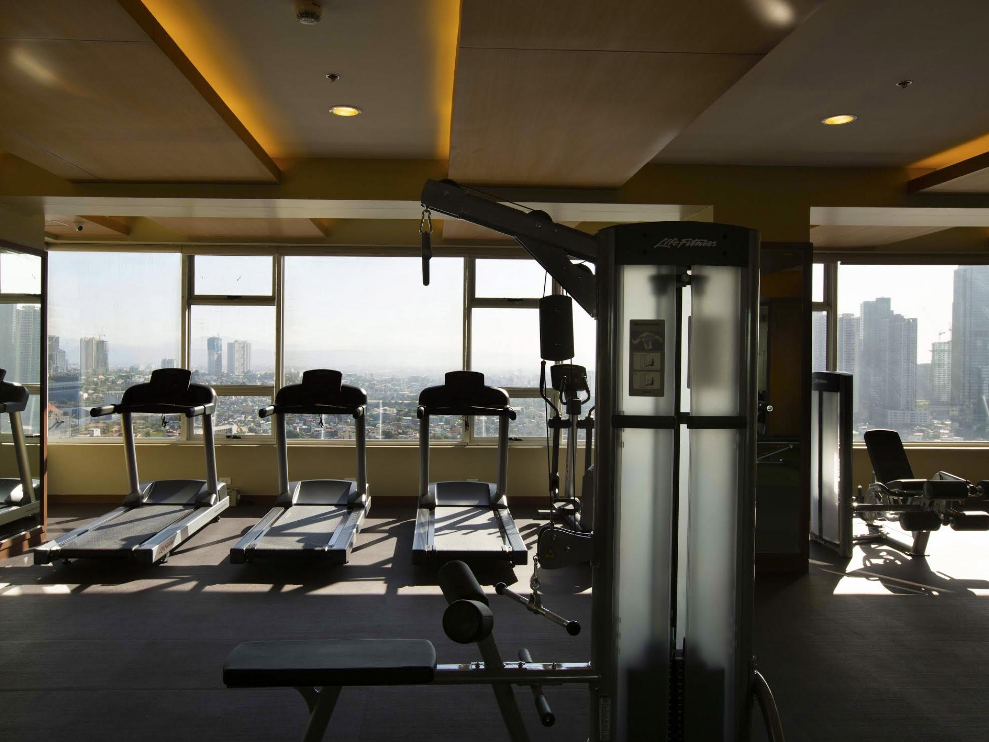 Brio Tower’s fitness gym offers a breathtaking view of the Ortigas-Mandaluyong skyline.