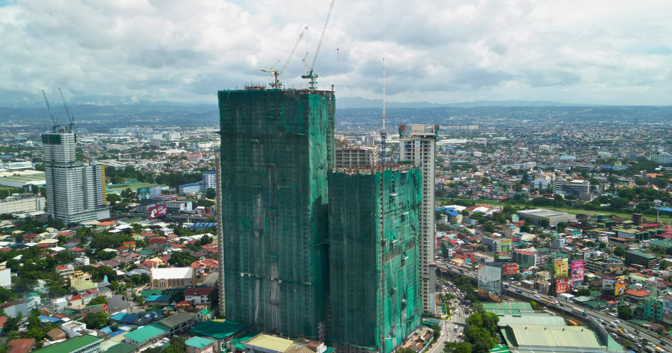 dmci-homes-tops-off-amina-building-of-allegra-garden-place-in-pasig-city-1698381521764